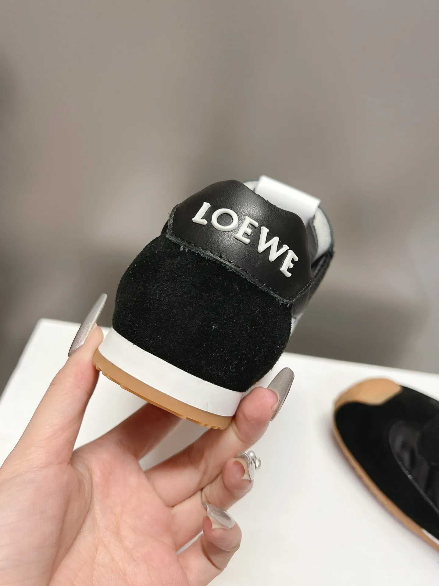 👟👟Ex-factory price 540👟👟 Original BALLET RUNNER2.0 Loewe ballet shoes! Asymmetrical toe shape, Loewe's signature design! Super soft, light and flexible wave pattern original T👟👟factory price U bottom, (not ordinary rubber bottom) original cover last + strong top craftsmanship wrapping feeling, first-class comfort! The 3D injection molded rubber LOEWE logo on the heel gives this shoe a retro and elegant interpretation, and incorporates modernity and LOEWE's unique style. There are so many colors and pictures will be updated one after another. Code number: 35-40 (41 customized)